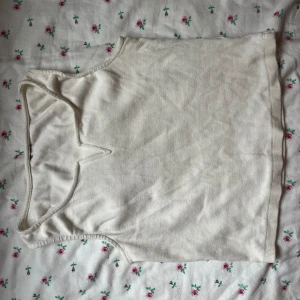 Vit v-neck linne - Söt v-neck ribbad linne som köptes second hand. Vet tyvärr inte märket.