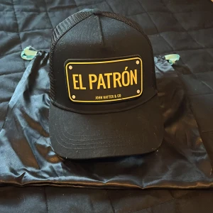 John hatter keps - En skön, fräsch och snygg John hatter keps som jag använt max 2 gånger. Det är inget fel på den, inga skador eller liknade. Nypris 1000 kr. Går kanske att pruta ner lite. ( Dustbag ingår).