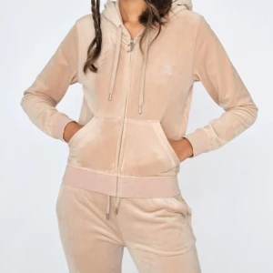 Beige Juicy Couture - Säljer mitt beiga juicy sett.  Inte kommer till användning och för stort för mig, kan även tänka mig byta mot Xs vilken färg som. Ena pluppen på snöret har ramlat av därför säljer jag billigt🫶🏼 S i byxorna M i tröjan / köparen står för frakt😊