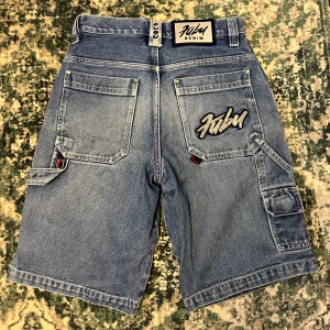 vintage fubu shorts  - feeeeta fubu shorts! väldigt bra skick och inga deffekter. står storlek 14 i de och skulle säga att det är ca W28/30. 