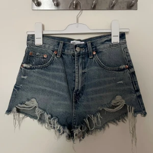 Jeansshorts  - Säljer mina shorts från zara i storlek 36, knappt använda.🩷