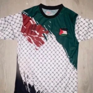 Palestina T-shirt  - Finns i alla storlek, 50 kronor av varje såld T-shirt doneras till Gaza.