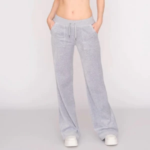 Ljusgrå juicy couture byxor  - Säljer mina grå juicy byxor då dom inte kommer till användning.  