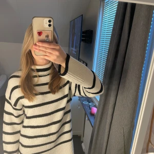 Randig stickad tröja - Nästan oanvänd jättefin stickad tröja, säljer för har liknande redan. Bara att skriva för fler bilder eller frågor o jag är 158cm för jämförelse