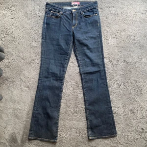 Lowwaist jeans!! - Så fina lowwaist jeans. En aning för små för mig som är 178 cm lång och bär 36 eller 38 i jeans. De passar någon som bär S. Hör gärna av dig vid frågor!❤️