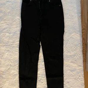 Mom jeans  - Snygga svarta Mom jeans. Jätte sköna och knappt använda 
