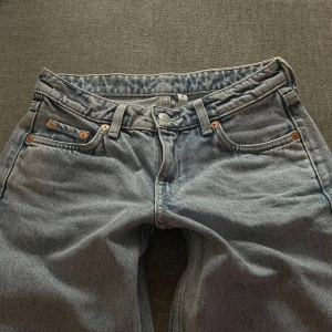 Lågmidjade straight jeans - Snygga Lågmidjade jeans från weekday utan defekter💕 Storlek 24/30 - Midjemått 34-35 rakt över, Innerbenslängd 75 och modellen är ca 160