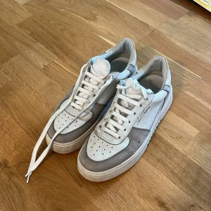 Axel Arigato, Orbit Sneaker - 41 - Säljer mina Orbit sneakers i storlek 41. Använda i en sommar + höst. Skorna har en ”smutsig/repig” finish (säljs inte längre)! Kommer med dustbag, stickers och låda.