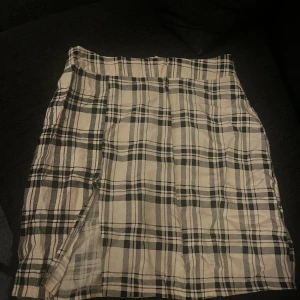 Fin biege och svart rutig kjol - Bra skick använ ett fåtal gånger. Storlek S.