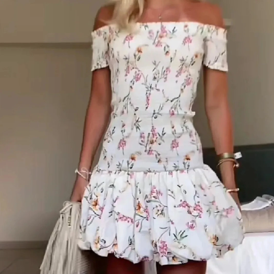 Blommig populär klänning från hm