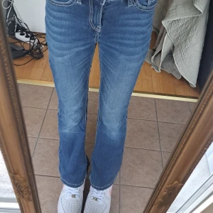 Jeans med broderade fickor - Bootcut jeans med broderade fickor från Lindex!  Är i  mycket bra skick🫶🏻 