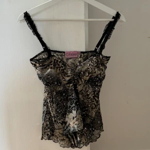 Topp - En mönstrad topp med paljetter på som inte kommer till användning🩷