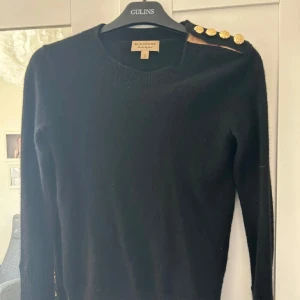 Stickad burberry tröja - Fin stickad kashmir tröja från burberry. Ord pris : 5400kr Skriv privat för fler bilder ☺️