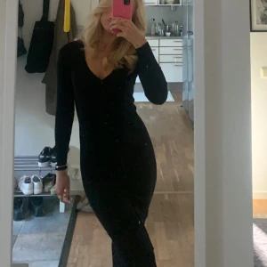 svart klänning - Skitsnygg kläder som tyvärr inte kommer till användning, superbra skick!🩰 klänning går ungefär till vaden på på mig som är 170!