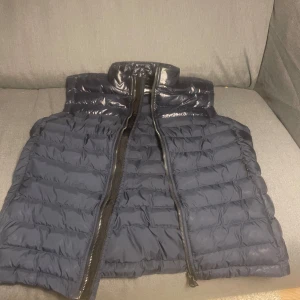 J. Lindberg väst - Tjena! Säljer min skitfeta J. Lindberg väst eftersom den blivit för liten för mig. Utmärkt skick och inget dun har låstnat. Hör av er vid frågor eller liknande Mvh Emil//