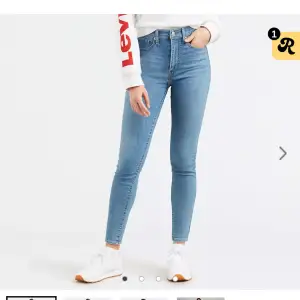 Blåa Levi’s jeans som aldrig är använda pga för små. Alltså helt nyskick💗