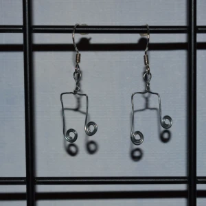 Musik örhängen  - Handgjorda örhängen med noter i ståltråd. De görs vid beställning och är därmed helt oanvända. Krokarna är gjord av äkta silver. Kolla gärna in min profil för fler handgjorda örhängen :)) 