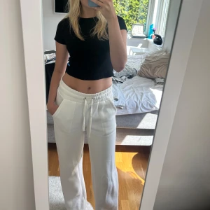 Mjukisbyxor - Vita mjukisbyxor från lager 157. Inga defekter, säljer då dem ej används längre.