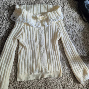 Mysig gullig tröja - En jättegullig tröja från ROMWE som tyvärr inte är min stil längre! Super bra skick, använd 1-2 ggr