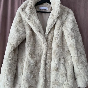 Fluffig jacka🤗 - Beige fluffig medium lång jacka i storlek 36💕