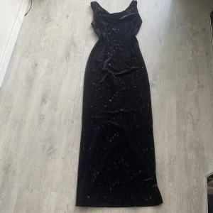 Klänning  - Finklänning till olika event som t.ex. bröllop, bal, fest nypt osv. Superfint och har små detaljer som ser ut som vattendroppar. Svårt att få med på bild. Aldrig använt. Mockaimitation. Kontakta gärna mig för fler bilder.