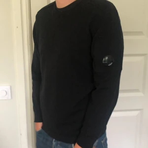 Cp company tröja - Riktig fet cp company tröja i väldigt bra skick i riktig nice material den är storlek 50 vilket motsvarar medium men kan även passa small hör av dig om du vill ha bild på certilogo👍