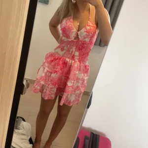 Jätte fin sommar klänning🩷🩷 - Jätte fin sommar klänning som jag köpte när jag var i Spanien för ca 350kr men säljer för 200kr, använd ca 2 gånger🩷🩷