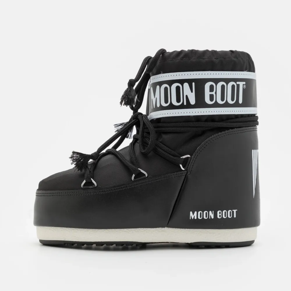 Säljer ett par fina moon boots, använda 2 gånger.. köpte för 1800kr , säljer för 900kr. Storlek 39-41. Skor.