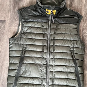 parajumper väst xs - En sparsamt använd väst. Perfekt för sommaren. Storlek XS. Om ni har några övriga frågor eller funderingar så är det bara att skriva.