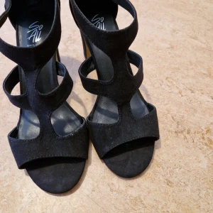 Sko/Sandal  - Från Din Sko Helt ny Jag köpte 200 kr,säljer 150 kr Storlek är 38,men kan passa 39 också 