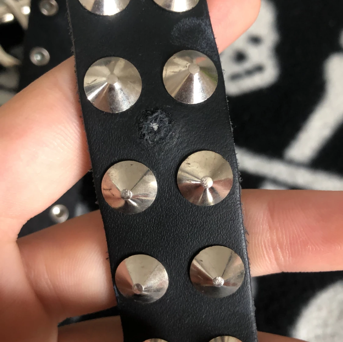 svart läderbälte med nitar - 91