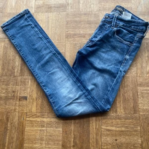 J&J Glenn slim fit jeans - Tjena! Säljer ett par feta jack and jones jeans i modellen Glenn. De passar de som är runt 170!😊