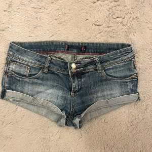 Lågmidjade jeansshorts - Jättefina lågmidjade jeansshorts i stl 38. Stretchigt tyg, midjemått 39-40cm (se sista bild) 💓 skriv om du har mer frågor 
