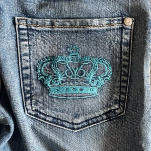 Victoria Beckham jeans  - Fina Victoria Beckham jeans i turkos  storlek 27 och 65 i inneben och 36cm i midjan de är även bootcut. Förkorta för mig som har 75 i inneben är även lowrise som man ser på två sista bilderna ❤️❤️