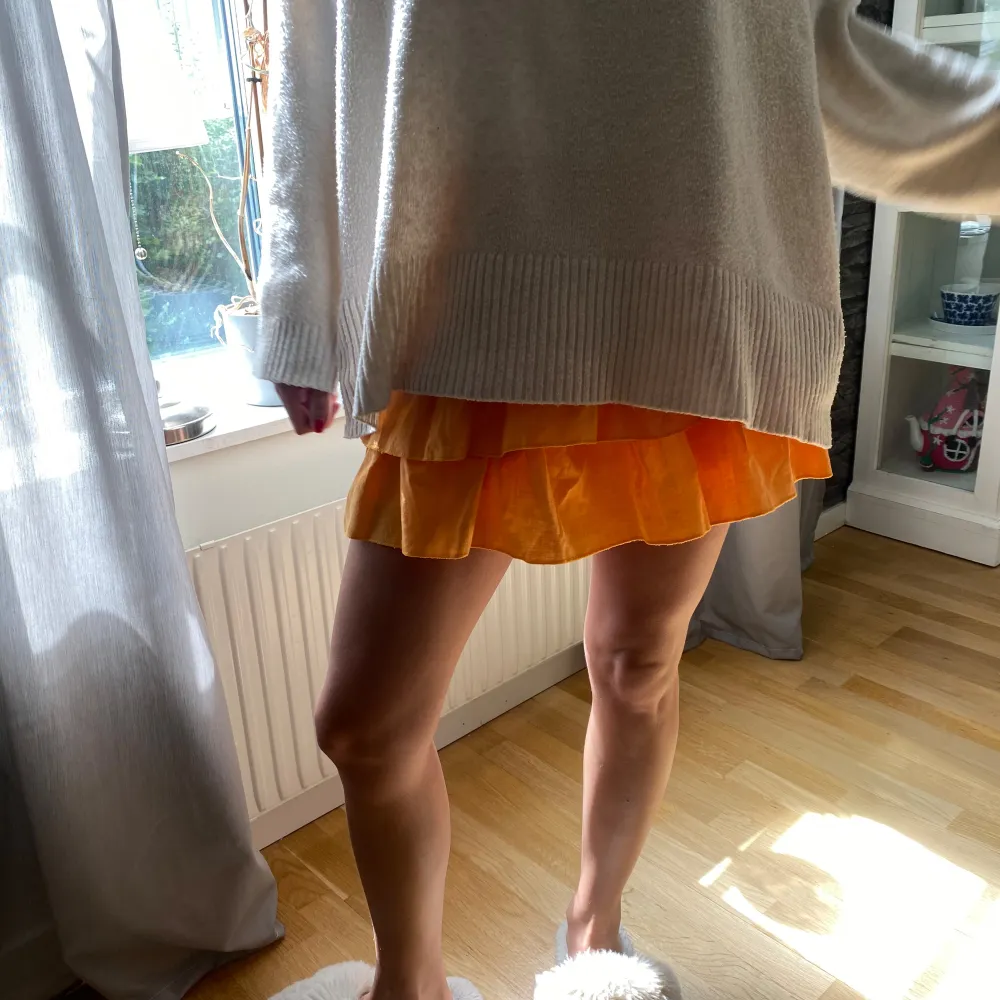 Orange volange kjol ifrån meet me there med inbyggda shorts🧡🙌. Kjolar.