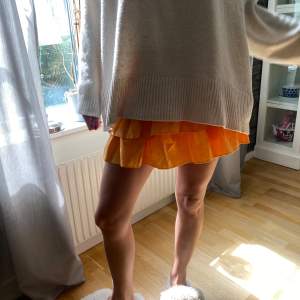 Orange volange kjol ifrån meet me there med inbyggda shorts🧡🙌