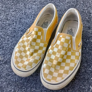 Gula vans - Supersöta gula vans. Använt skick men tvättade i tvättmaskinen. Storlek 40 men passar nog också 39💗