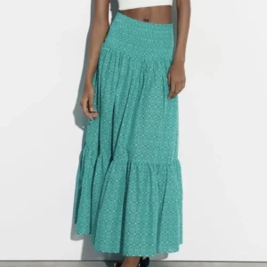 zara lång kjol - super fin lång kjol ifrån zara. den har några små fläckar i slutet av kjolen💕