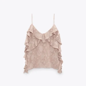 Linne med volanger - Rosa linne med fina detaljer från zara som inte säljs längre💕💕 Använd ett fåtal gånger men fint skick🙏🏼