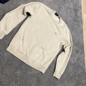 Dickies Collage Tröja - En fin och knappt använd dickies collage tröja i fint skick strlk-S 200kr exklusive frakt Säljer pga bytt stil