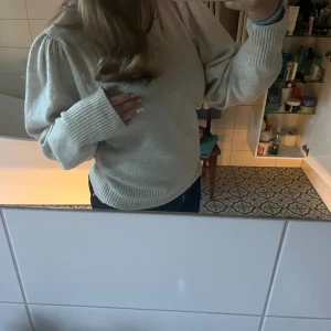 Stickad tröja  - stickad tröja från Hm i bra skick. Lite nopprig men inget som direkt syns. Skriv vid frågor 💗