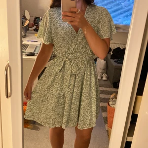 Klänning  - Jättefin och söt sommarklänning som tyvärr ej kommer till användning 