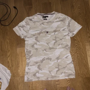 Tommy hilfiger t-shirt - Bra skick, knappt använd Säljs för den är för liten Storlek M