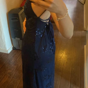 Fin klänning💙 - aldrig använd! inköpt för 700kr men minns tyvärr inte namnet på hemsidan. Pris går att förhandla vid snabb affär!