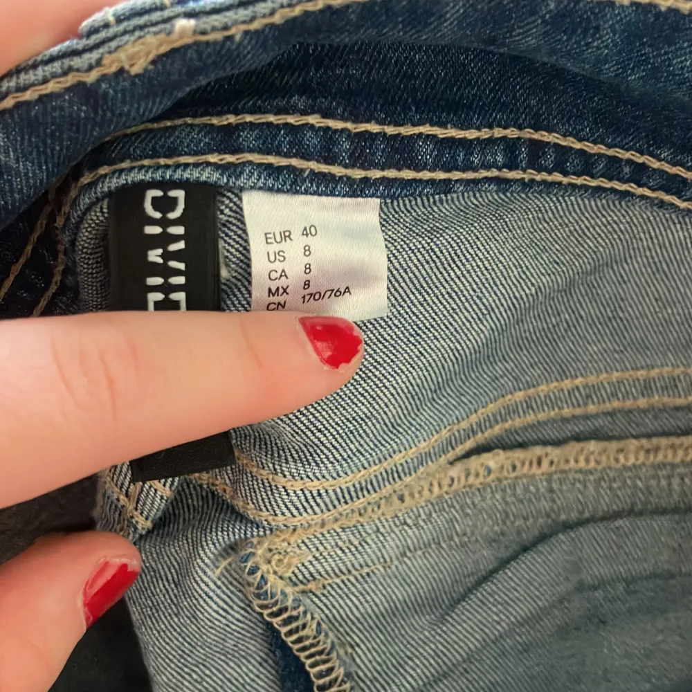 Snygga lågmidjade jeans med knappar, stl 40 använd 4 gånger. Fint skick, säljer pga att de är för korta för mig, jag är 163 om nån undrar.🩵 Skriv för frågor. Jeans & Byxor.