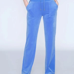 Juicy couture - Säljer mina blåa juicy couture byxor, fickor där bak. Säljer för de inte kommer till användning, använda fåtal gånger fint skick. vid snabb och smidig affär kan jag sänka pris. Storlek XS