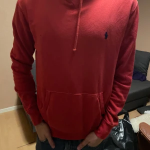 Polo Ralph lauren röd hoodie  - Den är M/S. Rätt så använd men inga skador eller problem.