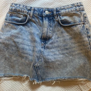 Ljusblå jeanskjol - Jeanskjol från zara, i nyskick!🙌🏻❤️‍🔥