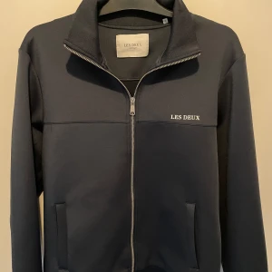 Zip hoddie från Les Deux - Fin tröja från Les Deux. Skick 9/10 använd några enstaka gånger. Inga defekter.  Storlek M Köpt för 899:- , mitt pris 399:-