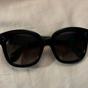 Céline Solglasögon - Celine Solglasögon. I modellen CL41805/S. Svarta. Bra skick. Lite repor de de är använda men har fortfarande mycket att ge. Inget som syns när man bär de. Inte använt på länge då jag har samma modell fast i brunt också.